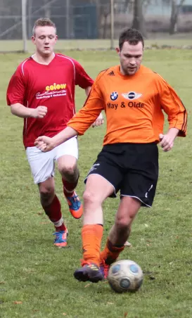 Zweikampf aus dem<br>Kreisliga-Topspiel<br>zwischen Uetersen II<br>und Egenbüttel II.