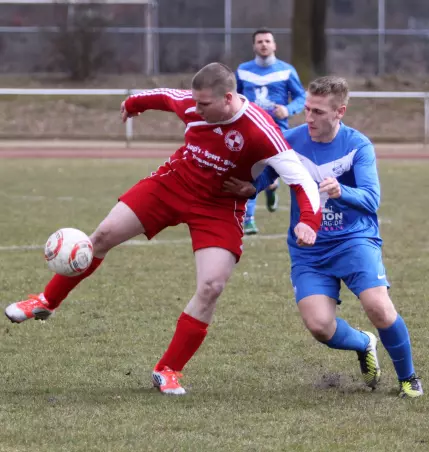 Florian Bloch (MSV, links) und<br>Christian Langwinski im Duell.