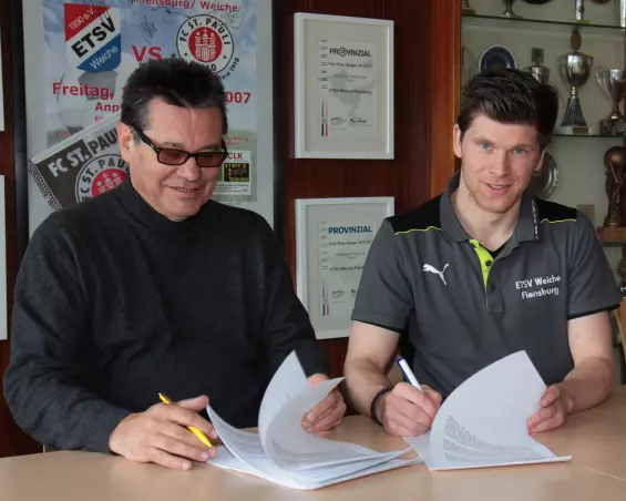 Liga-Geschäftsführer Harald Uhr<br>(links) und Matthias Hummel<br>bei der Vertragsunterzeichnung.