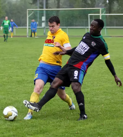 Duell der Kapitäne: Dominik<br>Lembke (SVT, links) gegen<br>Pierre Halle (SVHU). Foto: JSp
