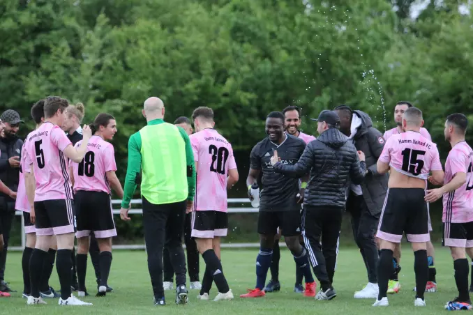 Aktuell: HUFC und Tesla halten die Klasse, Holstein steigt auf