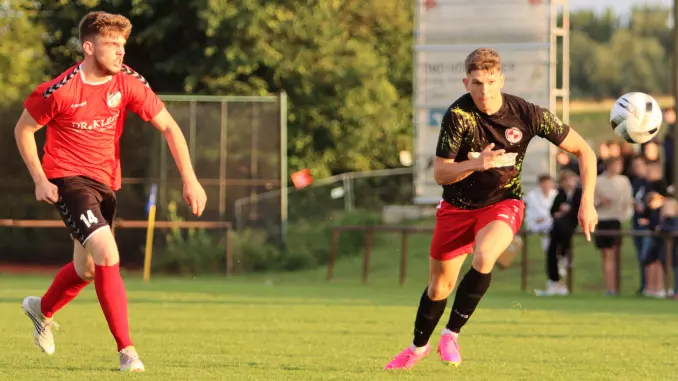 Julian Babecki (rechts), hier gegen den Holmer Daniel Ehrich, schoss den Moorreger SV zum 1:0-Sieg.