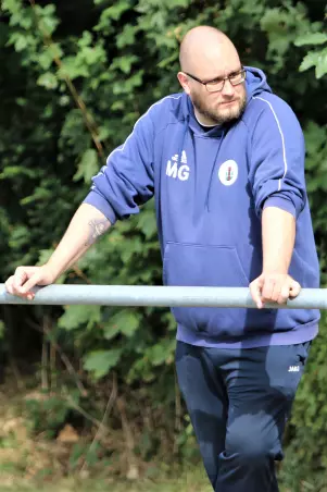 Steht weiter beim VfL Lohbrügge III an der<br>Seitenlinie: Trainer Marcel Graudegus.