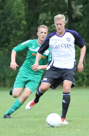 FCE-Akteur Jan-Henrik<br>Kaetow (vorne) ist hier<br>vor dem Heidgrabener<br>Jan Jacobsen am Ball.