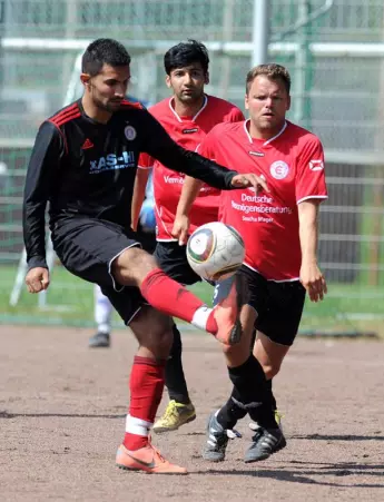 Inter-Torjäger Gökhan Ari-<br>duru (links, hier im Oddset-<br>Pokal-Spiel gegen David<br>Grabke vom SC Egenbüttel)