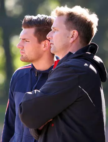 Trainer Olaf Jobmann (re.)<br>führte den TuS Osdorf II<br>als einziges Kreisklassen-<br>Team ins Achtelfinale.