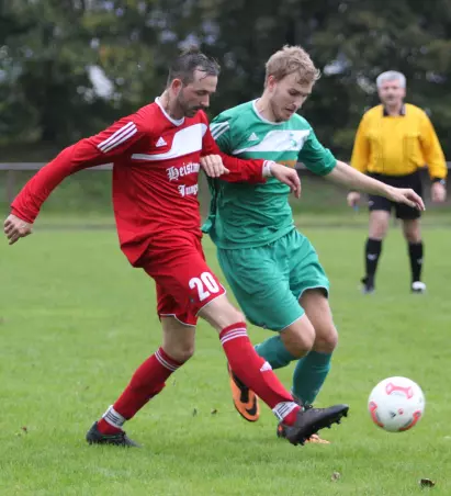 Der Heistmer Andre Siegemund<br>(links) gegen den Heidgrabener<br>Tim Siebels.