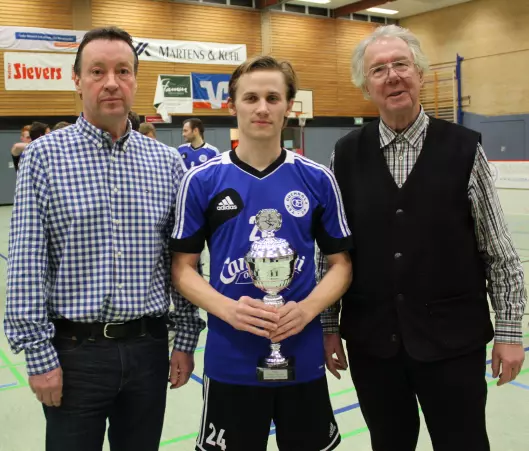 Dem Buchholzer Lukas Kettner<br>(Mitte) wurde von Sönke Kühl (li.)<br>und Lebrecht von Ziehlberg der<br>Sieger-Pokal überreicht.