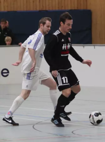Der Rugenbergener Jan<br>Melich (re.) ist vor einem<br>Egenbütteler am Ball.