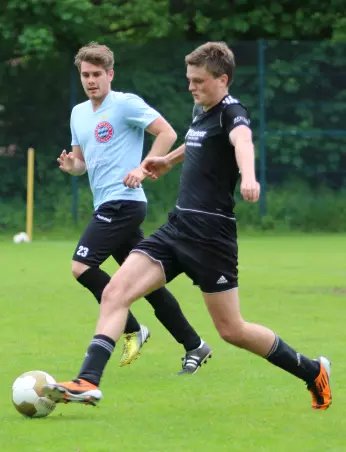 Uetersens Daniel Cordts<br>(vorne) gegen Maik Martin<br>vom Meister Egenbüttel II.