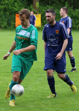 Der Heidgrabener Torjäger<br>Maik Siebels (links) gegen<br>Torben Feldmann (TVH).