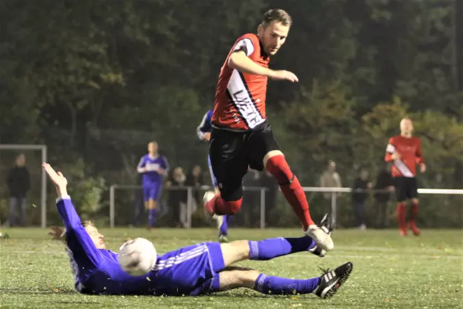Der Schein trügt: Die Hürde SC Pinneberg, hier in Person von Doppeltorschütze Thies Raschke (am Boden), konnten die Liether um Thies Harbeck nicht überspringen.