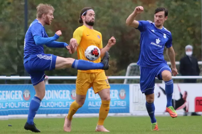 Dreikampf zwischen Nil von Appen (SC Victoria, Mitte), der zu Beginn seiner Karriere in der Tornescher Nachbarschaft beim VfL Pinneberg und der SV Lieth kickte, sowie den Union-Akteuren Christian Kulicke (links) und Lennart Dora.