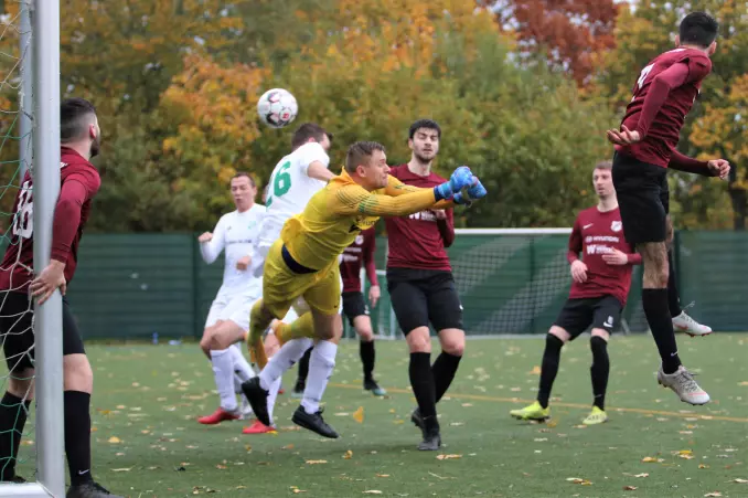 Weil FCE-Keeper Damian Suszczewicz (im gelben Trikot) hier an einem Eckstoß vorbei springt, kann der Heidgrabener Yannick Schwadtke (zweiter von links) das zwischenzeitliche 2:0 erzielen.