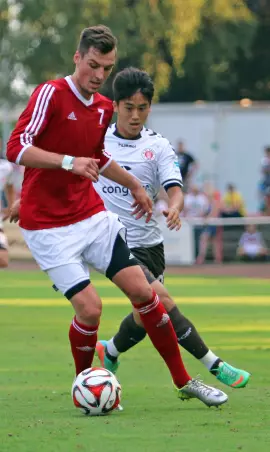 Uetersens Philipp<br>Ehlers (links) ist hier<br>vor St. Paulis Kyoung-<br>Rok Choi am Ball.