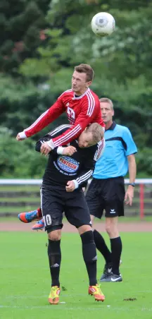Oben auf: Ueter-<br>sens Kirill Shma-<br>kov überspringt<br>hier den Wedeler<br>Jan Eggers.