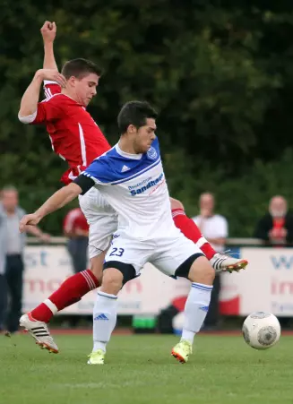 Schenefelds Gerrit Gomoll<br>(vorne) gegen Uetersens<br>Phillip Niclas Kuschka.