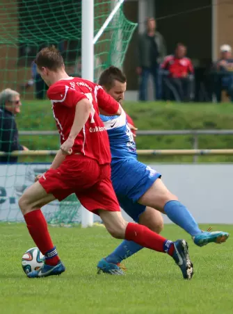 Hier geht der Quickborner<br>Moritz Gelien (links) auf<br>seinem Weg zum 2:1 an<br>Dennis Sannemann vorbei.