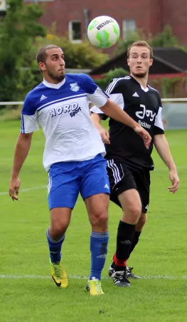 Den Ball im Blick<br>haben hier der Tor-<br>nescher Fatih Simsek<br>und der Ellerauer<br>Arvid Cartledge