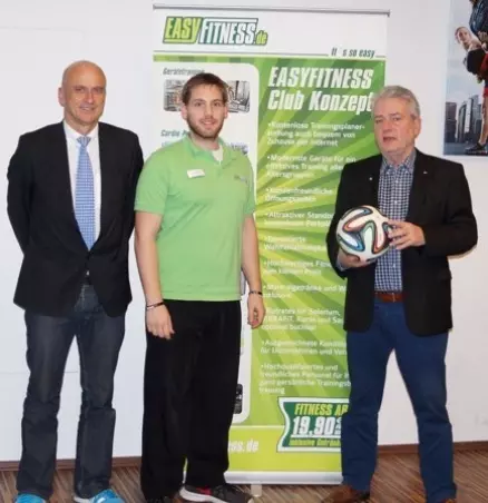 DSV-Liga-Manager Karsten<br>Wachowitz, André Brauer<br>(Studioleiter EasyFitness) und<br>Bürgervorsteher Samuel Walter<br>Bauer (von links) freuen sich<br>auf den EasyFitness-Cup 2015