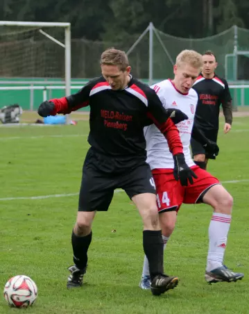 Nils Witt (rechts), Dreifach-<br>Torschütze für Lieth III,<br>gegen den Heistmer<br>Andreas Baumgarten.