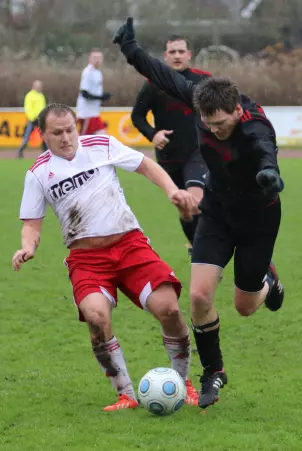 Jörg Dreier (Uetersen II,<br>links) gegen Holms<br>Matthias Langmaack