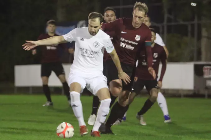 Der Hetlinger Torschütze Enes Aptoula (links) ist hier vor FCE-Verteidiger Helge Kahnert am Ball.