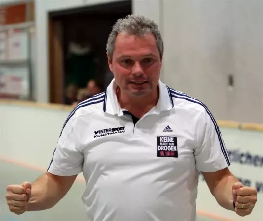 VfL-Coach Michael Fischer bejubelt<br>den Triumph beim Heim-Turnier.