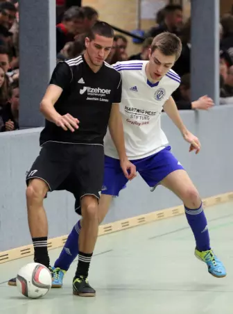 Andreas Stubben (Ueter-<br>sen III, links) gegen<br>Hetlingens Finn Lüneburg.