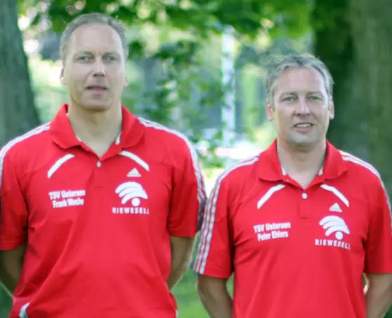 Bleiben beim TSV Uetersen: Co-Trainer Frank Weche (links) und Chefcoach Peter Ehlers.