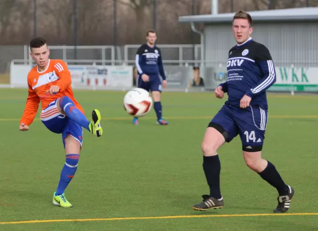 Mit diesem Schuss erzielt der Tornescher Arkadi Rawinski (li.) das 4:0.