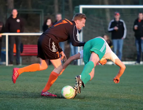 Hier hat der Quickborner Malte Winterholt (links) den Heidgrabener Jesse Jacobsen zu Fall gebracht.