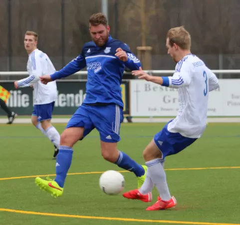 FCU-Kapitän Björn Petersen (links) gegen den Niendorfer Tjorben Krahn.