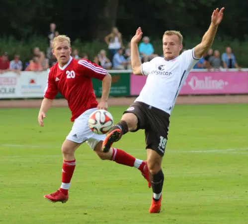 Am 29. Juli war der FC St. Pauli mit Lennart Thy (rechts, hier gegen den Uetersener Eddy-Morton Enderle) letztmals im Kreis Pinneberg zu Gast.