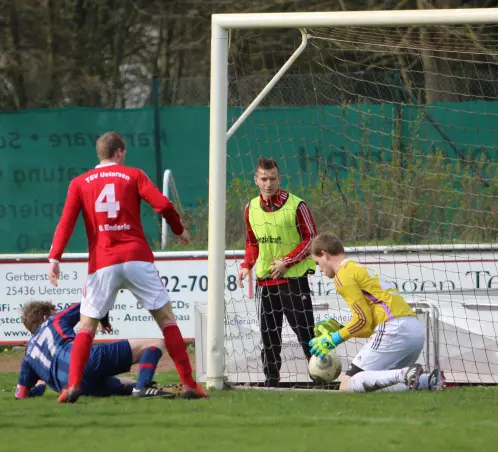 Drin oder nicht drin? Der Pinneberger Torsten Jung (Nummer 17) und der Uetersener Verteidiger Mats Lennart Enderle verfolgen, wie TSV-Torwart Timo Herrmann versucht, den Ball zu fangen.
