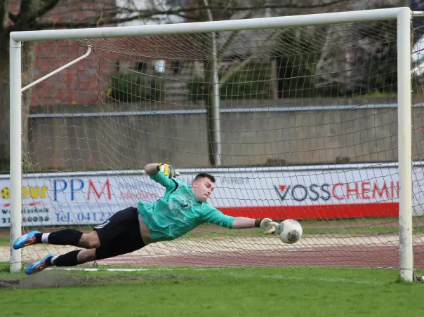 Torwart Patrick Jobmann und sein VfL Pinneberg II erwarten am Dienstagabend mit dem FC Elmshorn II einen direkten Konkurrenten im Kampf um den Klassenerhalt in der Landesliga Hammonia.
