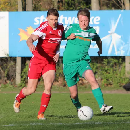 Der Moorreger Paul Sarapata (links), der beide Tore vorbereitete, gegen den Heidgrabener Chris Redmer.