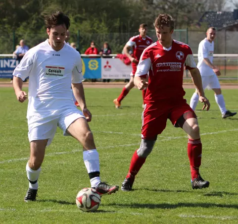 TSV-Stürmer Adrian Prieto (links) gegen MSV-Verteidiger Jonas Kaiser.