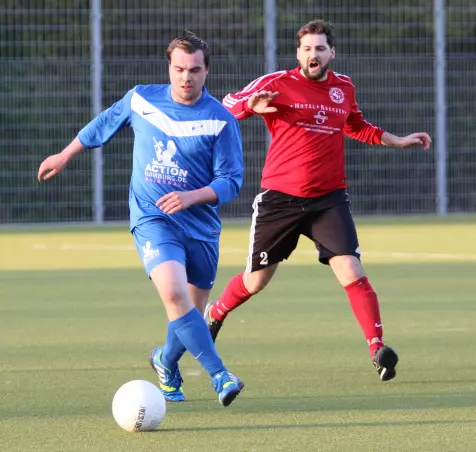 FCU-Torjäger Sebastian Rose (links), der zwei Treffer zum sagenhaften Kantersieg seines Teams beisteuerte, ist hier vor Roland-Akteur Salim Palabiyikca am Ball.