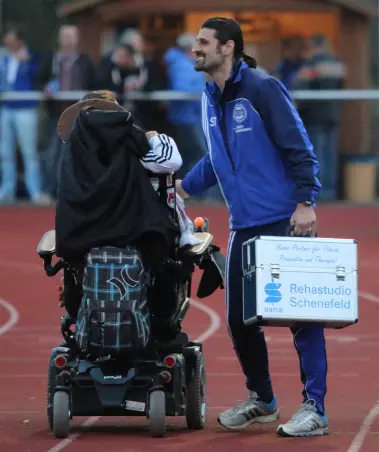 Auf dem Weg zum Spiel gegen den TuS Osdorf begrüßte<br>Selcuk Turan am Freitagabend auch einen Fan.