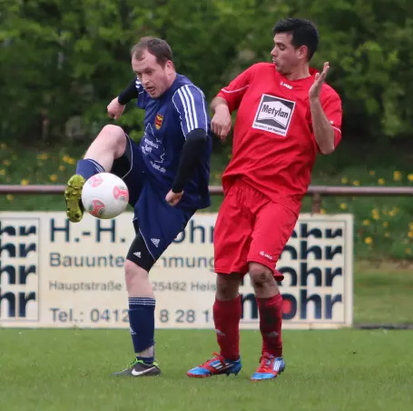 Der Haseldorfer Heiner Koch (links) ist hier vor dem Heistmer Tjago Gomes am Ball.