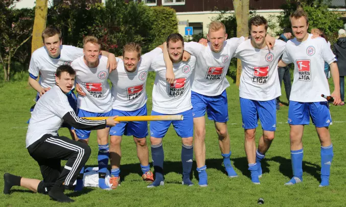 HMTV-Trainer Jonas Hübner (links kniend) mit einem Teil seines Meister-Teams.