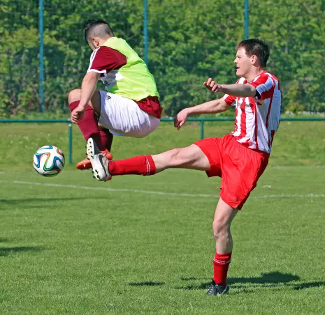 Der Holmer Matthias Langmaack (rechts) trat hier nicht etwa in den Allerwertesten des Ueterseners Kubilay Özen, sondern spielte den Ball.
