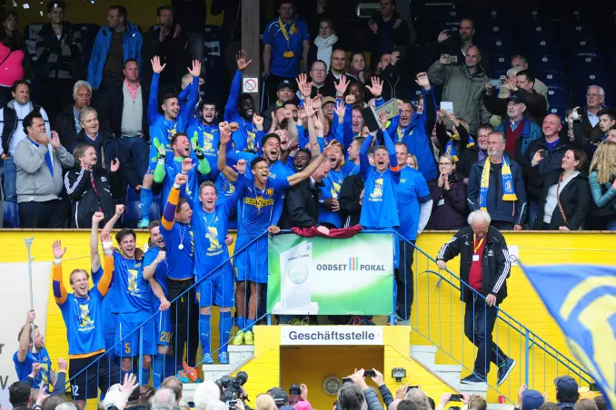 So feierte die Mannschaft des HSV Barmbek-Uhlenhorst ihren Triumph im Oddset-Pokal. Foto: HFV.