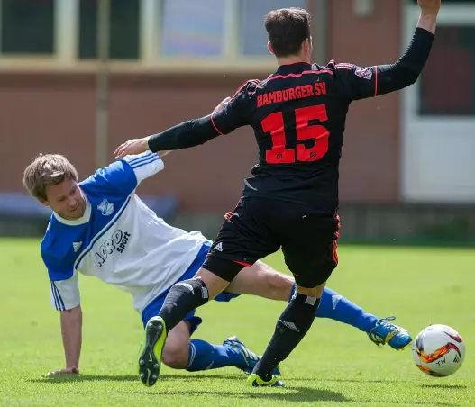 Der Tornescher Timo Badermann (unten) beim Versuch, HSV-Spieler Onur Yesilli per Grätsche zu stoppen. Foto: Hans-Peter Finnern.