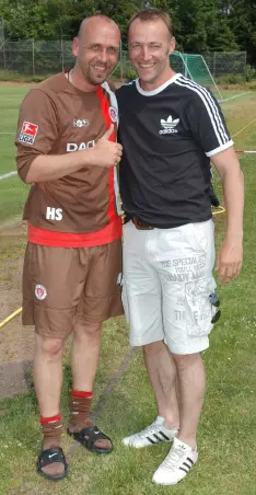 Holger Stanislawski (links) und Fried-<br>helm Mienert spielten zwei Jahre<br>lang zusammen in Barsbüttel,