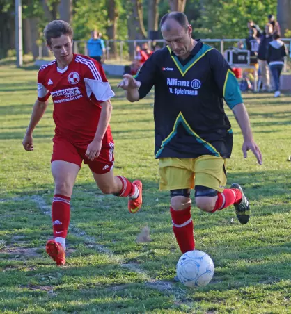 Martin Skowronek (rechts) läuft hier seinem Gegenspieler der<br>ersten Halbzeit, Lorenzo Prange, davon.