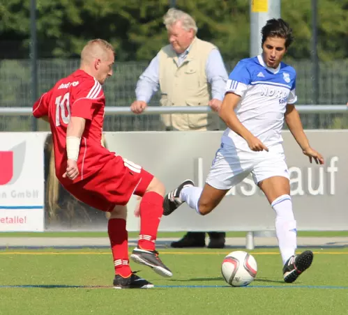 Roland-Akteur Frank Unbebaun (links) gegen den Tornescher Rechtsverteidiger Ricardo Gomes.