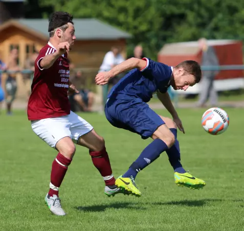 Die Pinneberger um Fabian Tiede (rechts, hier gegen TSV-Verteidiger Maurice Rene Öhlers) machten am Ende die größeren Sprünge als die Uetersener.