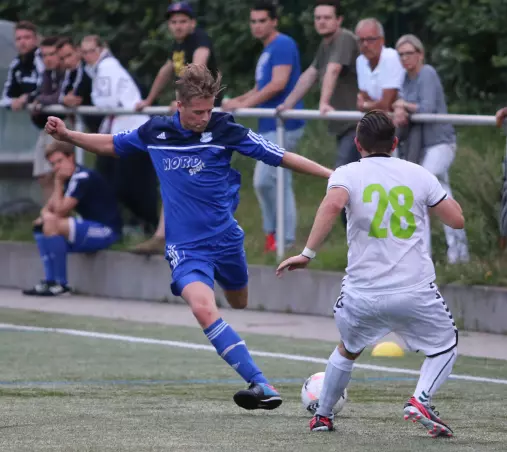 FCU-Neuzugang Fabian Tiedemann (links) gegen den Eimsbütteler Roman Kialka